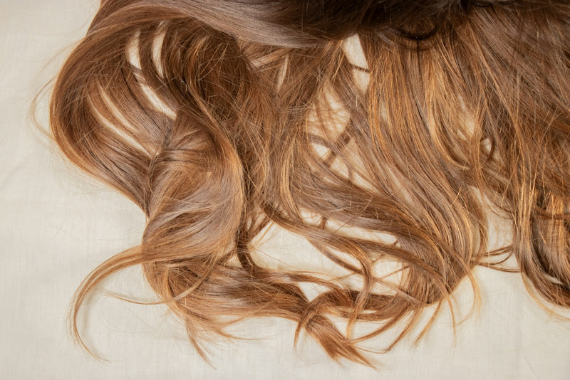 Cheveux étalés sur un lit, routine du soir